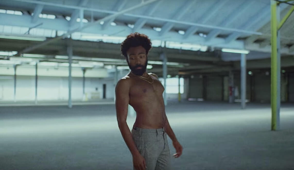 Childish Gambino mengenakan celana abu-abu dalam music video “This is America.”